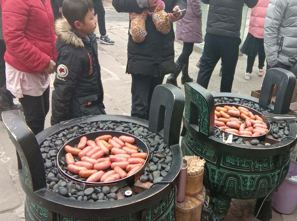 漢(han)伯(bo)尅石(shi)鍋(guo)烤腸(chang)貴(gui)陽(yang)廟會倍(bei)受(shou)歡迎(ying)